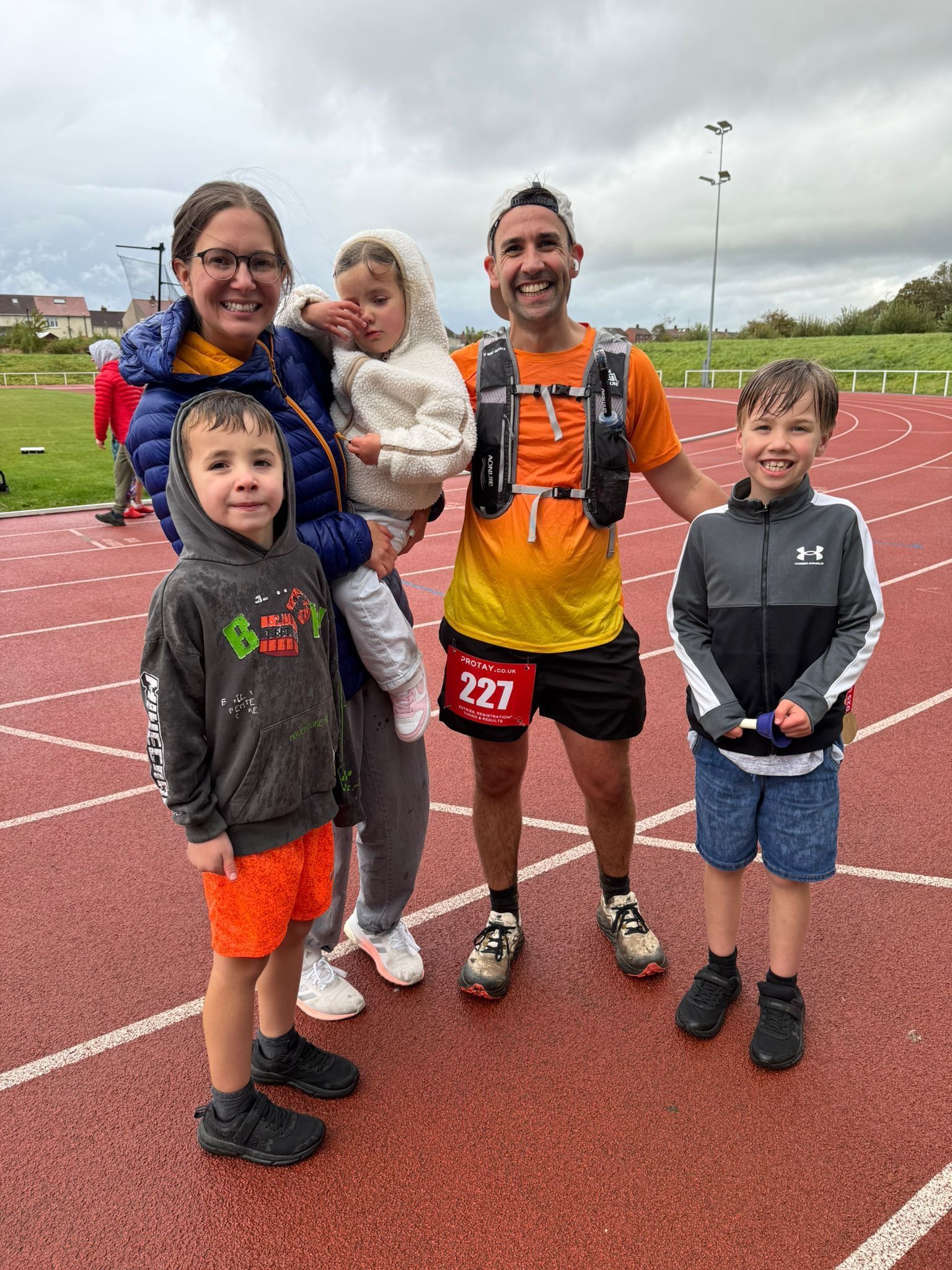 Lee Murray completes River Ayr Way Ultra Marathon for local charity with family support