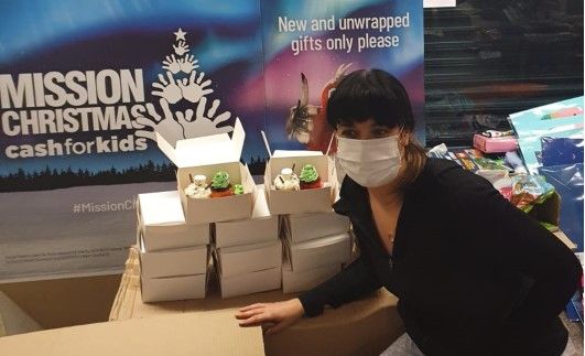 Kimberley dropping off cake boxes with Cash for Kids